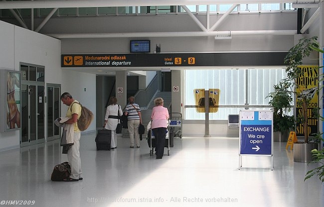 FLUGHAFEN DUBROVNIK > Abfluggebäude > zu den internationalen Gates 3-9