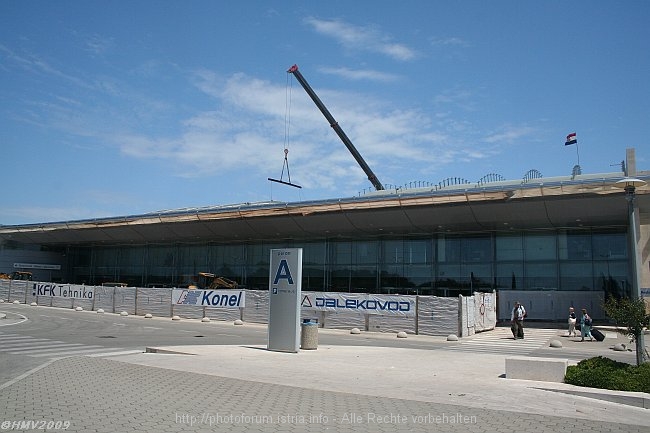 FLUGHAFEN DUBROVNIK > Abfluggebäude u. a. Personenkontrolle