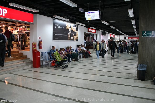 FLUGHAFEN DUBROVNIK > Wartehalle > Shop