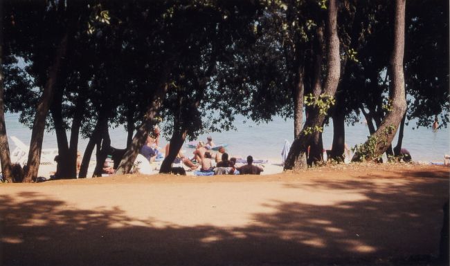 POREC > Lanterna > Weg und Kiesstrand