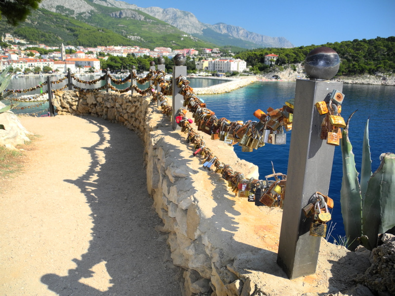 Makarska > Liebesschlösser auf der Halbinsel