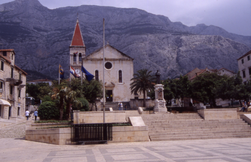 MAKARSKA > Kirche Sveti Marko und Fra-Andrija-Kacic-Miosic-Säule