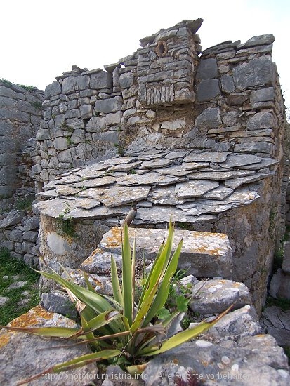 Peljesac > DONJA NAKOVANA > verlassene Gebäude