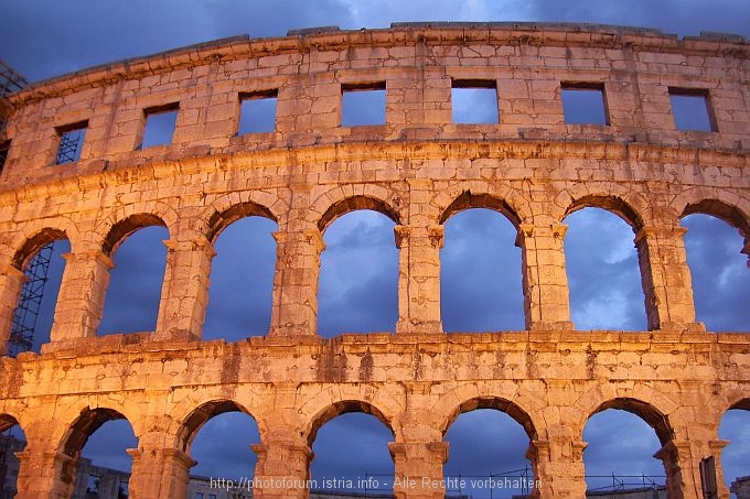 PULA > Amphitheater in der Abenddämmerung 2