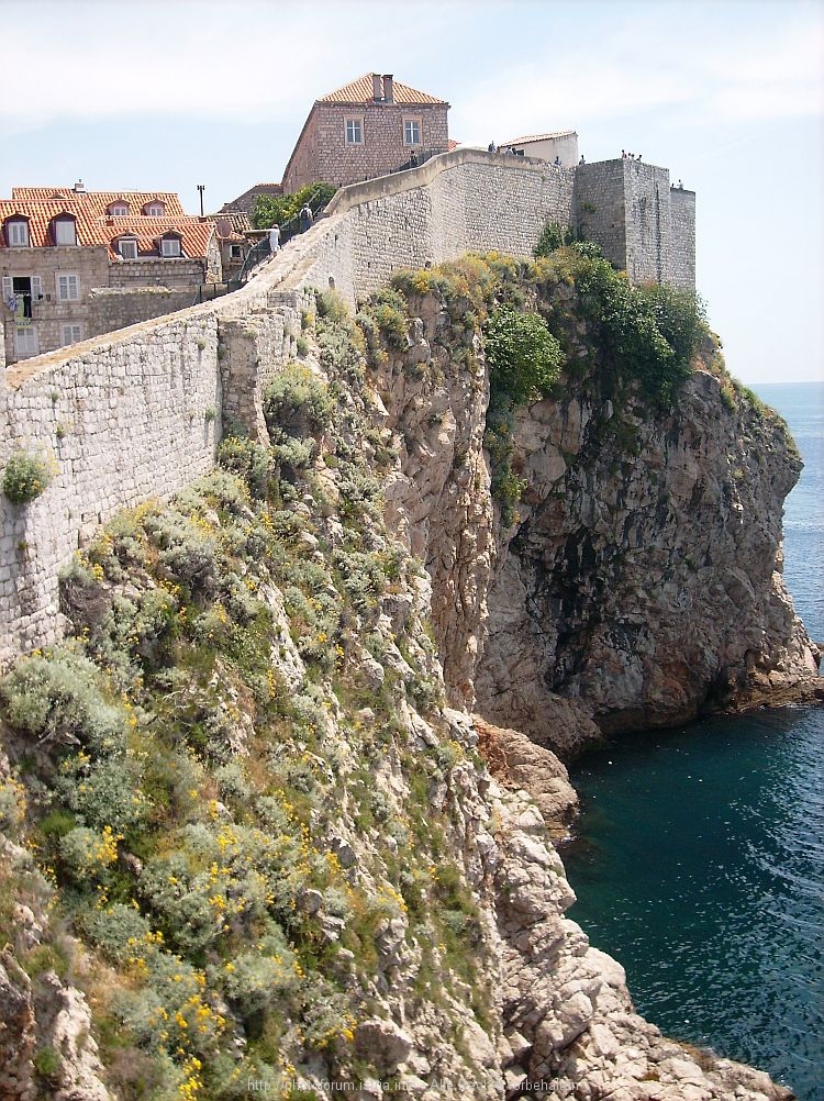 DUBROVNIK > Stadtmauer an der Felsküste