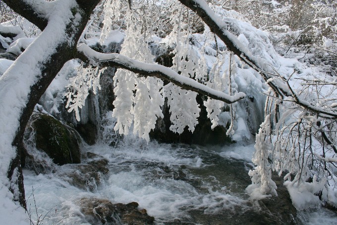 PLITVICER SEEN > Spitzenvorhang aus Eis