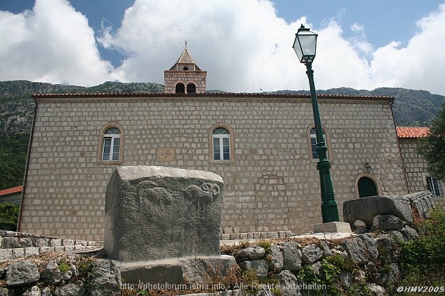 PRIDVORJE > Kirche der heiligen Sergius und Bacchus > Nekropolen