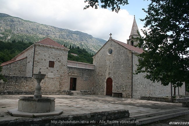 PRIDVORJE > Franziskanerkloster > Kirchplatz mit Brunnen