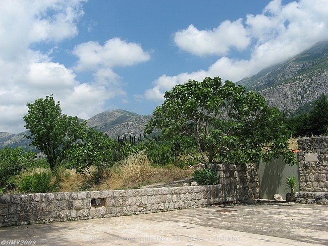 PRIDVORJE > Franziskanerkloster > Kirchvorplatzausblick