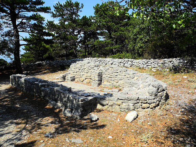 OTOK BRAC > "Vidova gora" > Reste einer alten Kapelle