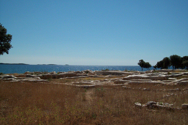 PEROJ > römische Ruine am Kiesstrand