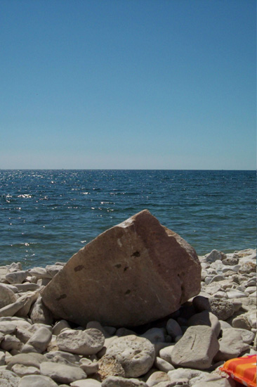 PEROJ > Kiesstrand gegenüber Brijuni Inseln