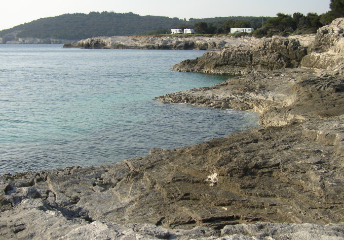 ISTRIEN > PULA > Felsstrand beim Camp Stoja