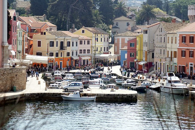 VELI LOSINJ > Stadthafen