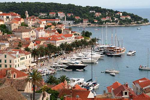 HVAR > Blick auf den Yacht-Hafen