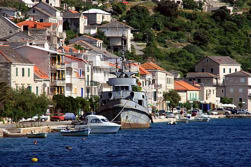 BRAC > Povlja > Kriegsschiff vor Anker