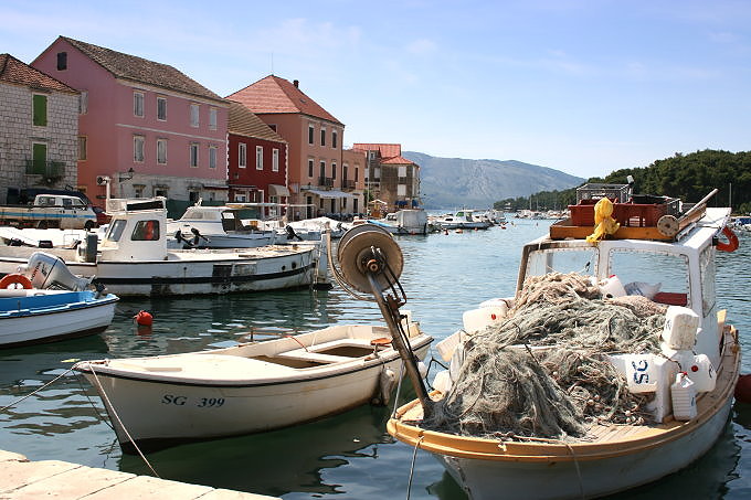 STARIGRAD auf HVAR > Hafen in der Stadt