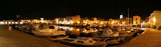 VODICE > Hafen > Panorama bei Nacht