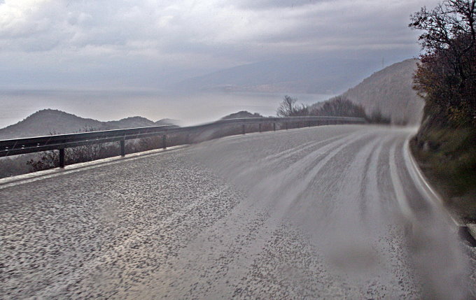 SENJ > Hagelschauer auf der Küstenstraße