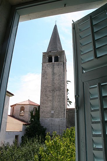 POREC > Euphrasius-Basilika > Bischöflicher Palastausblick Glockenturm