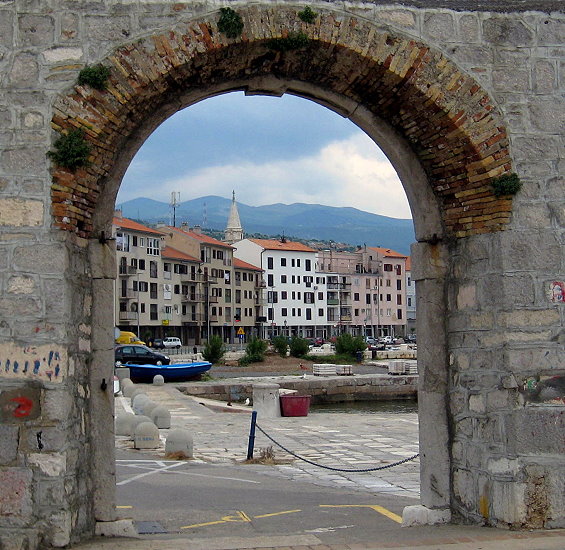 SENJ > Tor am Hafen