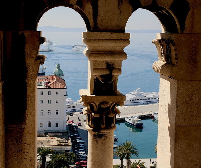 SPLIT > Blick vom Turm  Sveti Duje auf den Fährafen