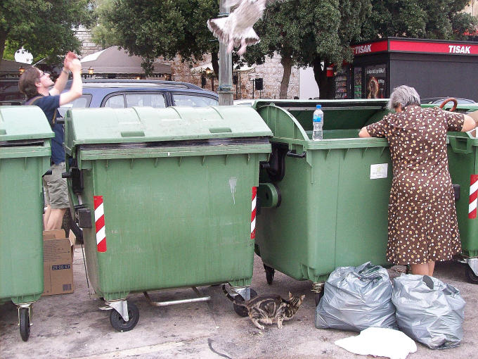 POREC > HAFEN > Frau bei Nahrungssuche