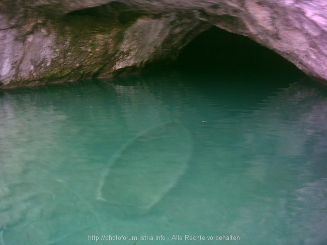 NATIONALPARK PLITVICER SEEN > Versunkenes Boot