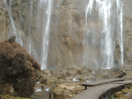 WINTER IM NATIONALPARK PLITVICER SEEN > Veliki slap