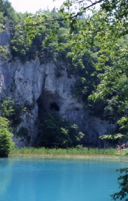 NATIONALPARK PLITVICER SEEN > Supljara pecina > Höhle oberhalb des Jezero Kaluderovac