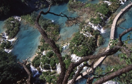 NATIONALPARK PLITVICER SEEN > Jezero Gavanovac > Kalksinterbarriere zum Jezero Kaluderovac