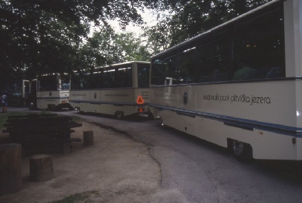 NATIONALPARK PLITVICER SEEN > NP-Haltestelle Station 4 - Elektro-Bus zwischen Proscansko und Okrugljak jezero