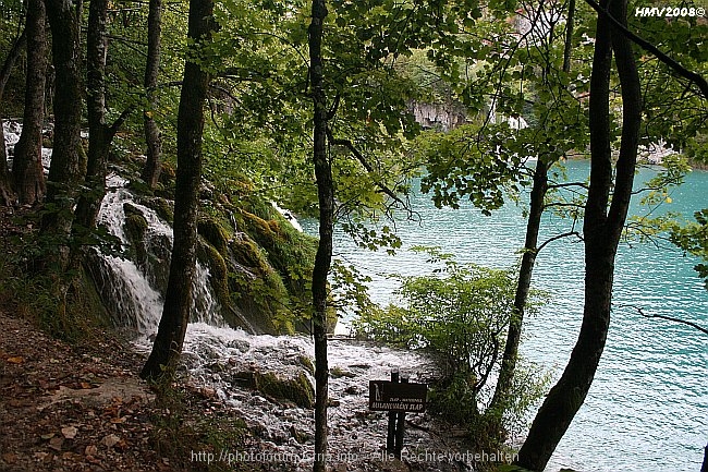 NATIONALPARK PLITVICER SEEN > Jezero Kozjak Wasserfall zum Jezero Milanovac