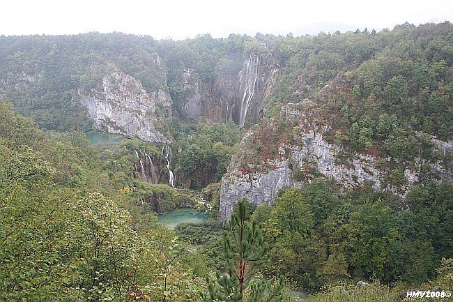 NATIONALPARK PLITVICER SEEN > Veliki slap > Panoramablick im Regen