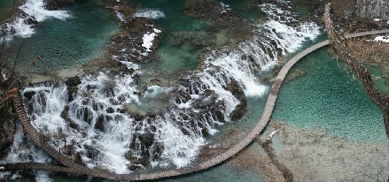 NATIONALPARK PLITVICER SEEN > Jezero Gavanovac > Kalksinterbarriere zum Jezero Kaluderovac