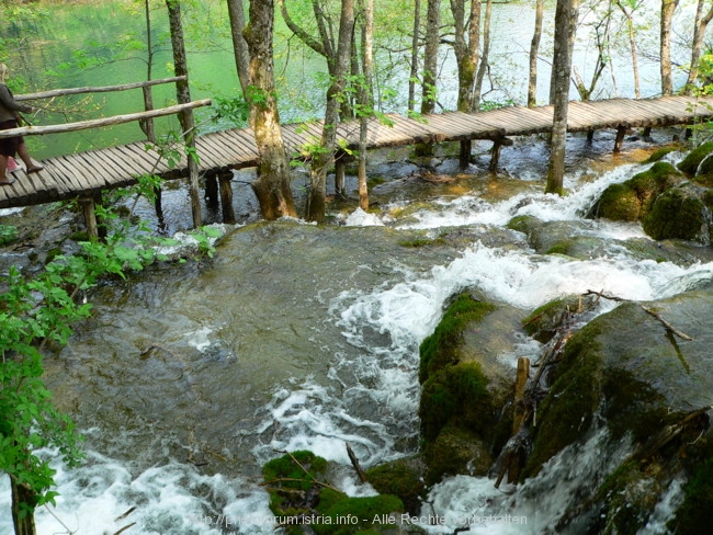 NATIONALPARK PLITVICER SEEN > Holzsteg bei den oberen Seen