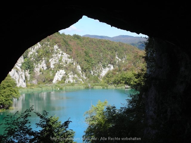 NATIONALPARK PLITVICER SEEN > Supljara pecina > Höhlenausblick über den Jezero Kaluderovac > Winnetou-Höhle