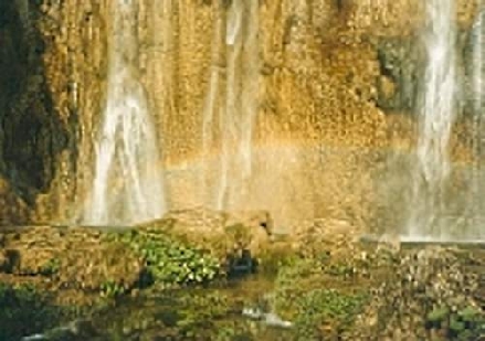 NATIONALPARK PLITVICER SEEN > Veliki slap mit Regenborgen