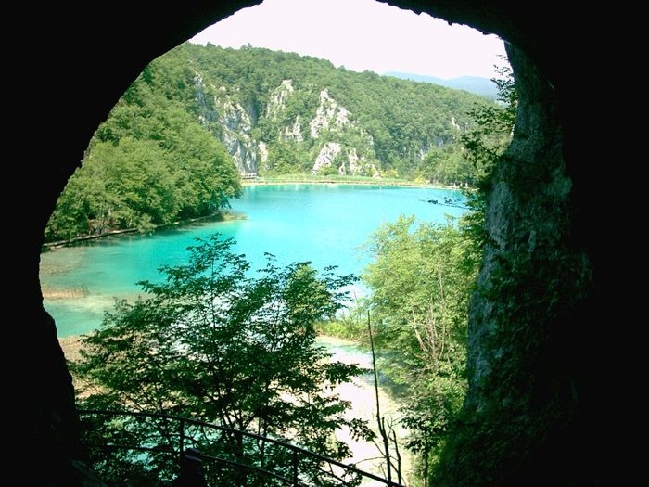 NATIONALPARK PLITVICER SEEN > Supljara pecina > Höhlenausblick über den Jezero Kaluderovac