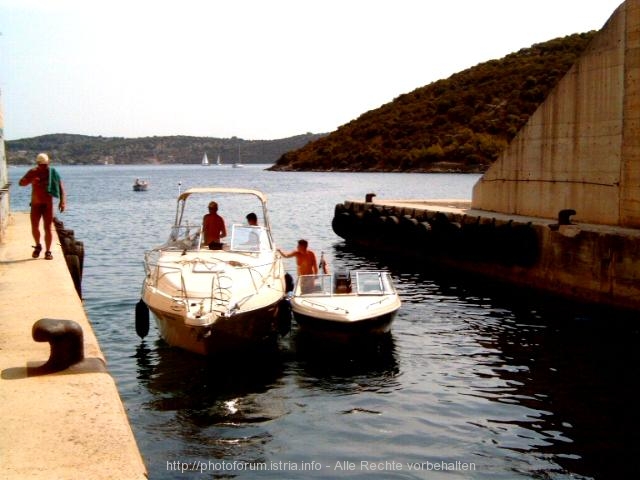 DUGI OTOK > U-Boot-Bunker