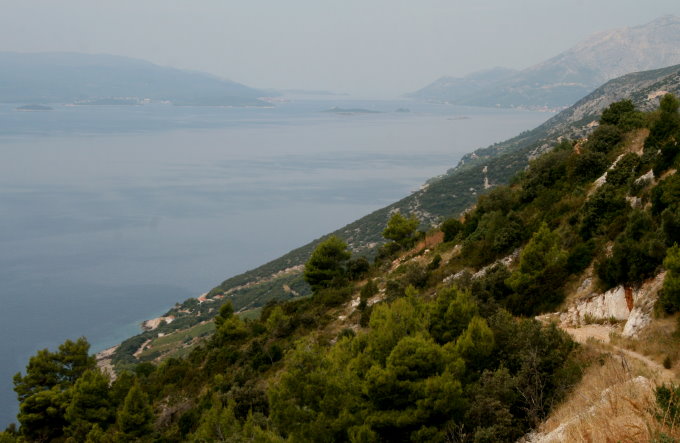 POTOMJE > Tunnelausblick bei Dingac nach Orebic und Korcula