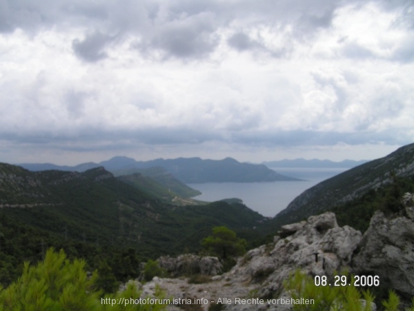 HALBINSEL PELJESAC > Blick am Denkmal nach Mljet