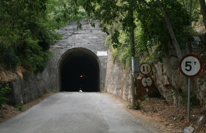 Peljesac > Tunnel von Potomje nach Dingac