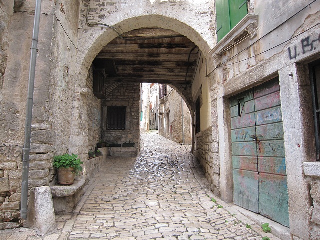 ROVINJ > Torbogen zur Altstadt