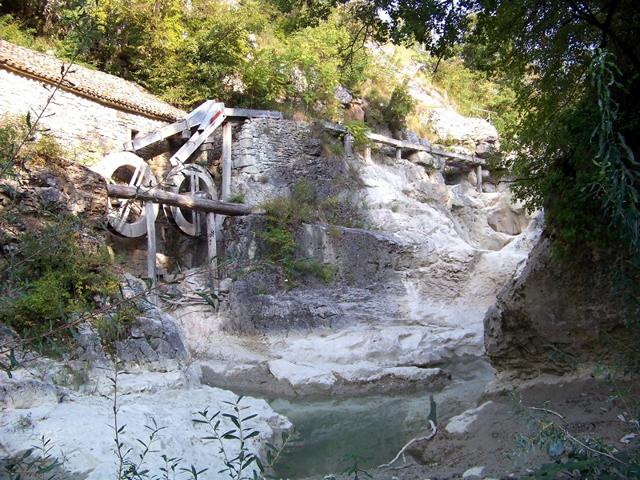 WASSERMÜHLE VON KOTLI>Der fast trockene Wasserfall von unten