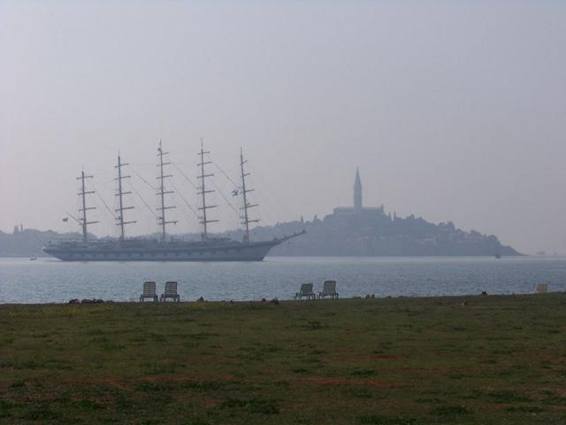 ROVINJ > Royal Clipper vor der Stadt