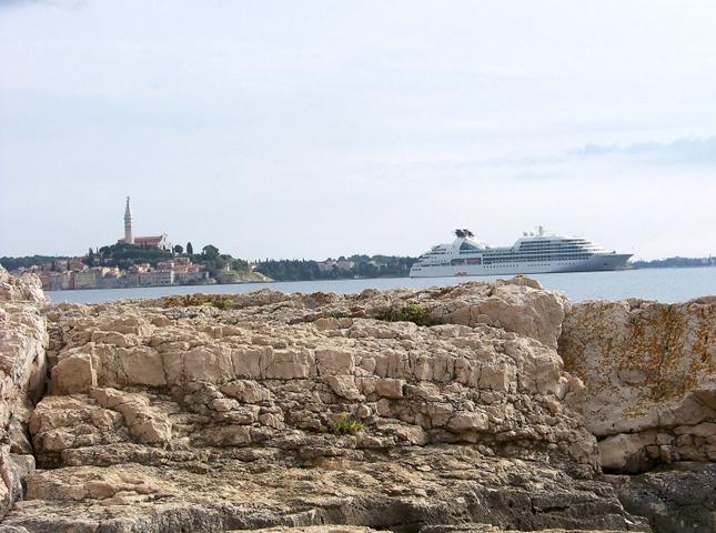 ROVINJ > Seabourn Odyssey vor der Stadt