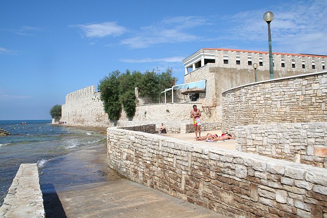 NOVIGRAD > Badevergnügen entlang der Uferpromenade