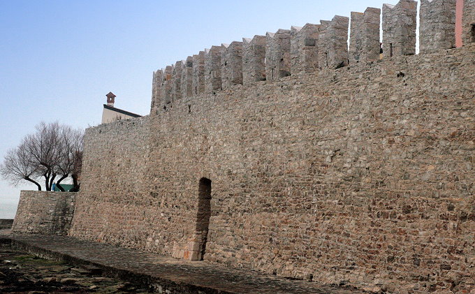 NOVIGRAD > Schwalbenschwanzzinnen auf der Stadtmauer