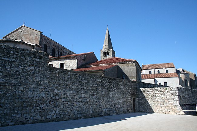 POREC > Sonniger Herbsttag an der Uferpromenade